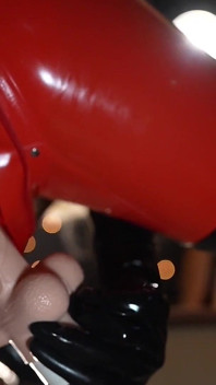 赤いラテックスキャットスーツを着てセックス！