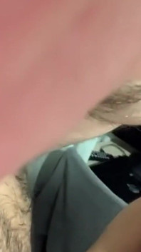 젖가즘을 위해 자위하는 통통한 소녀