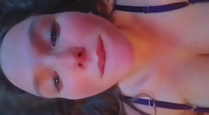 Gonna make you squirt: 18歳のメイドのブラとパンティを着て自分でセックスし、その後その動画を彼女にメールで送りました