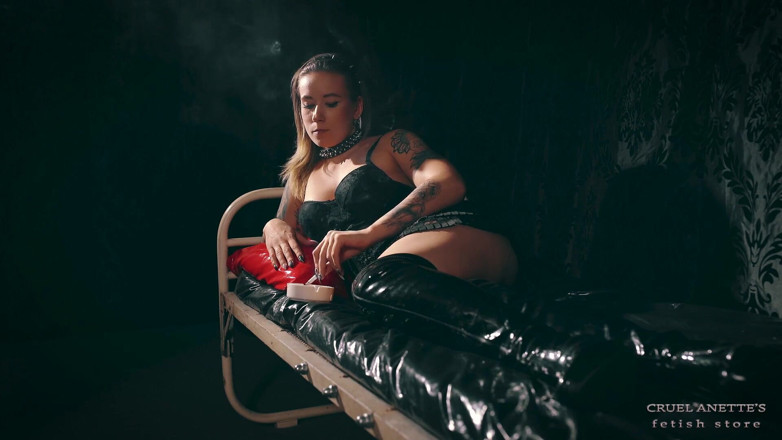 Cruel Anettes fetish world: Fumer en lingerie noire