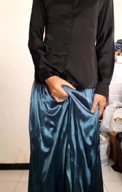 穿着缎面丝质衬衫和闪亮裙子的变装者射精