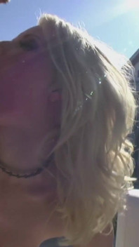 Verleidelijke blonde en brunette milfs worden anaal geslagen