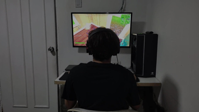 SugarPose: Jasmine 在男友玩游戏时分散他的注意力