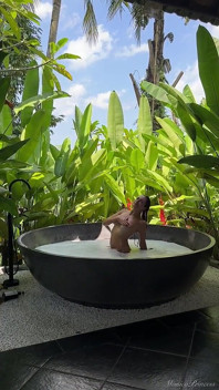 Get Wild comigo em um banho de selva fumegante nu
