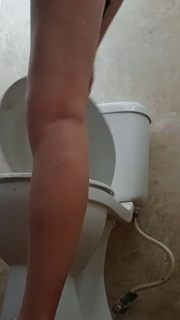 Verschiedene Toilettenszenen, einschließlich öffentlicher Toiletten