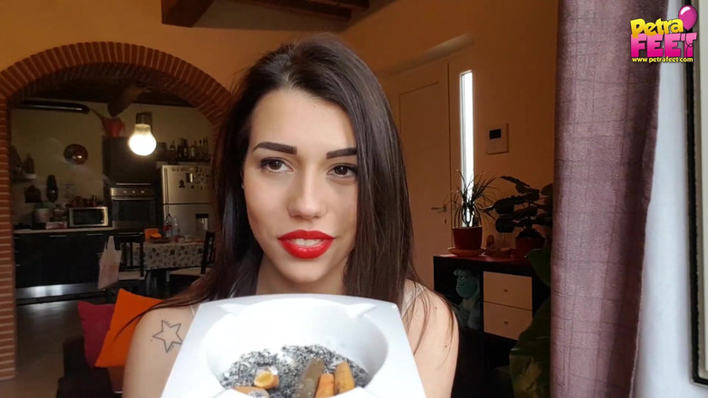 Smokin Fetish: Приваблива італійська красуня Петра любить сигари