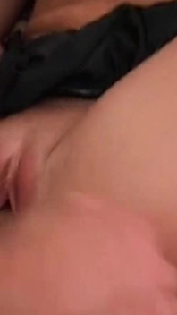 Bahkan ketika pusat perhatian dari threesome dia masih membutuhkan mainan seks analnya.