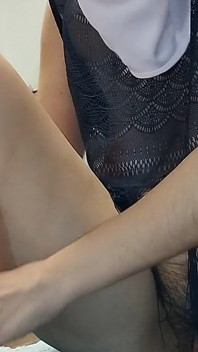 Madrastra sexy hace las tareas domésticas desnuda Caliente peludo latina coño, grandes tetas, gran culo