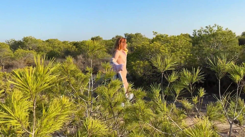 Sheryl X Sinclair: Berjalan luar bogel dengan kot di pergunungan!