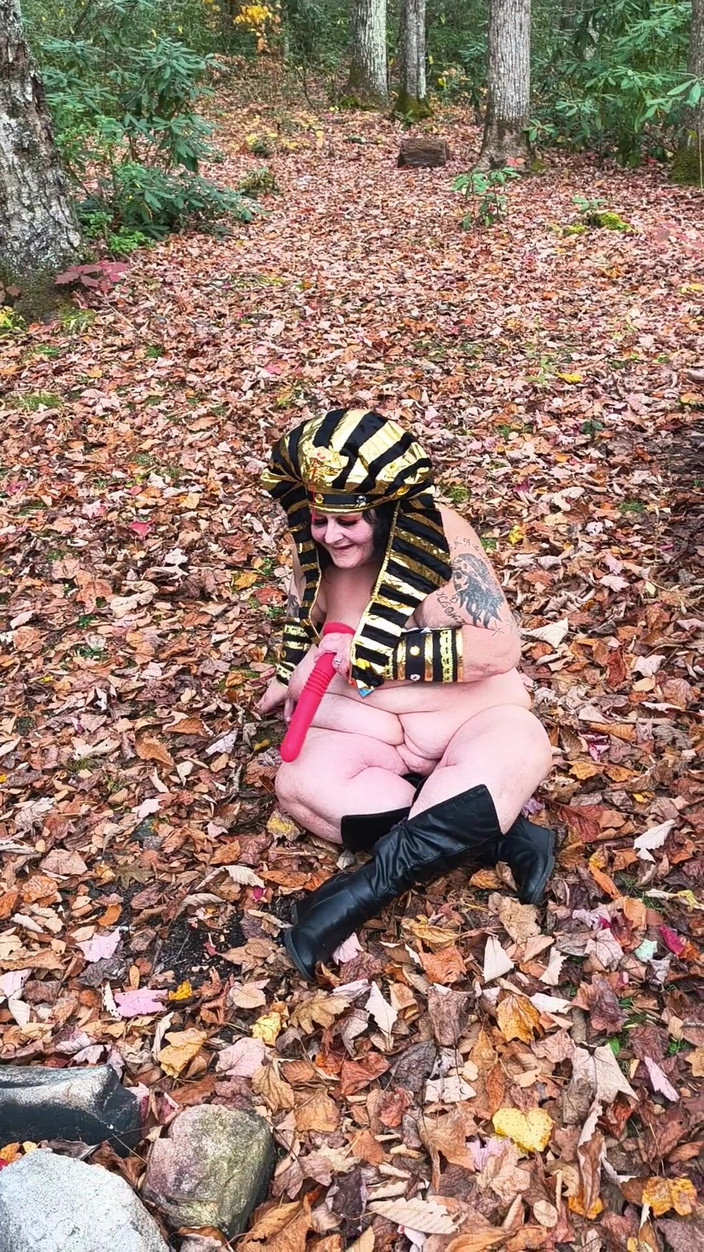 HerculesnVENUS: Dehors, elle se fait doigter dans les feuilles