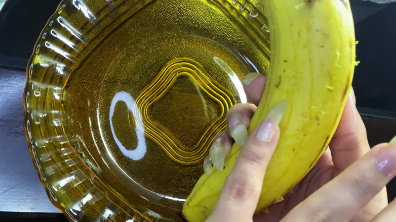 Goddess Li: Довгі натуральні нігті та банан