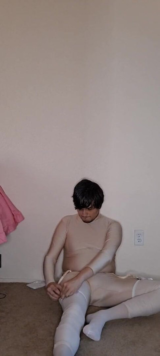 Pup Zentai: Rosa spandex-zimmermädchen zieht sich an