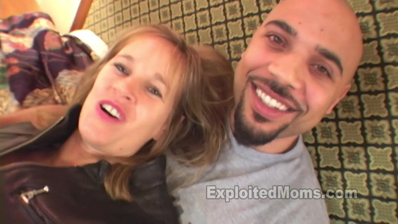 Xes Network: Une cougar mature sexy à gros nichons fait son premier porno...