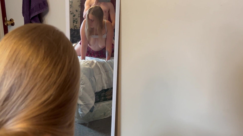 Nerdy Nympho: Blonďatá dívka dostane její kundičku pokrytou mrdkou