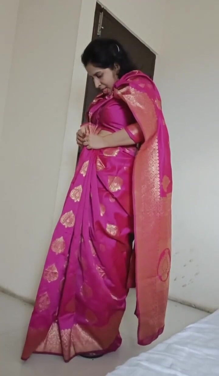 Sapnashah007: Awek desi India dalam pakaian tradisional (saree) seks dengan teman lelakinya...