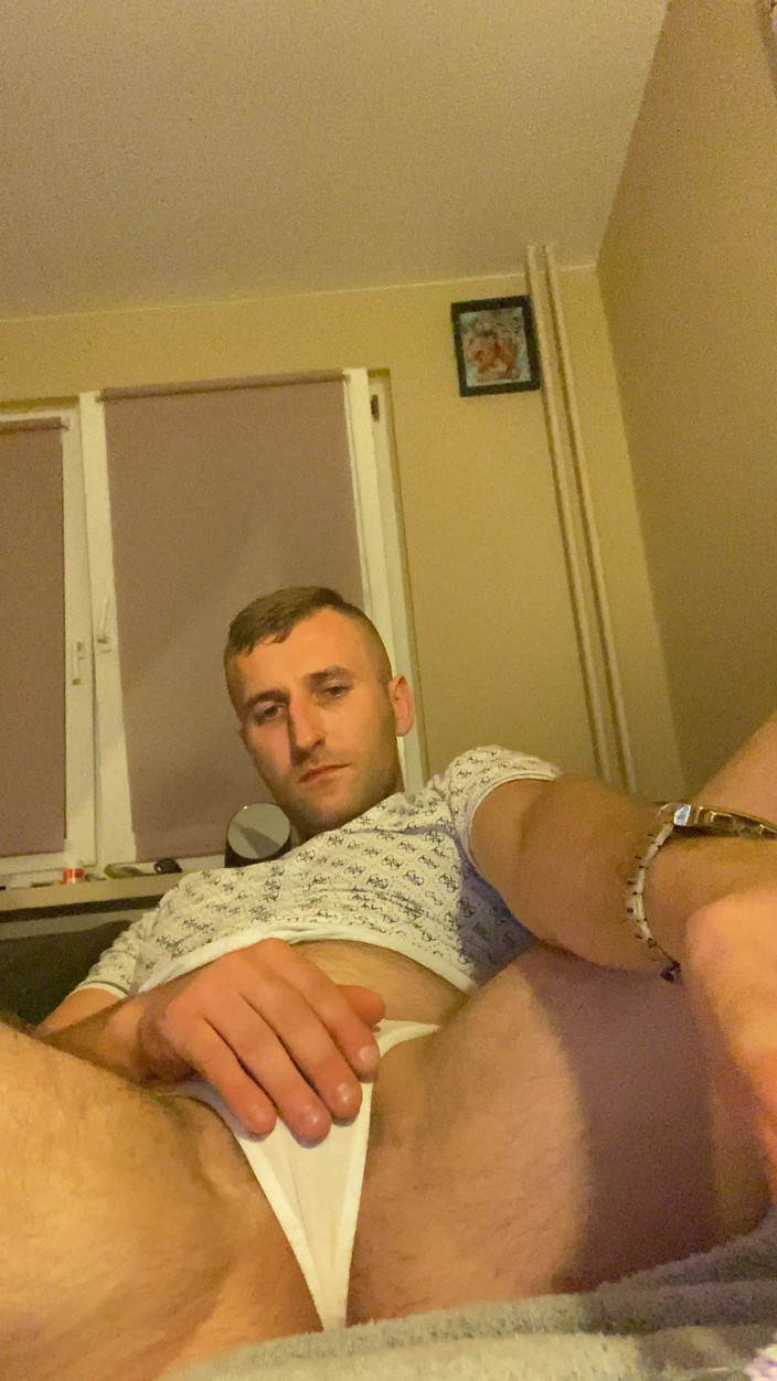 Barti Rede: Hombre caliente polaco está en su habitación jugando con la...