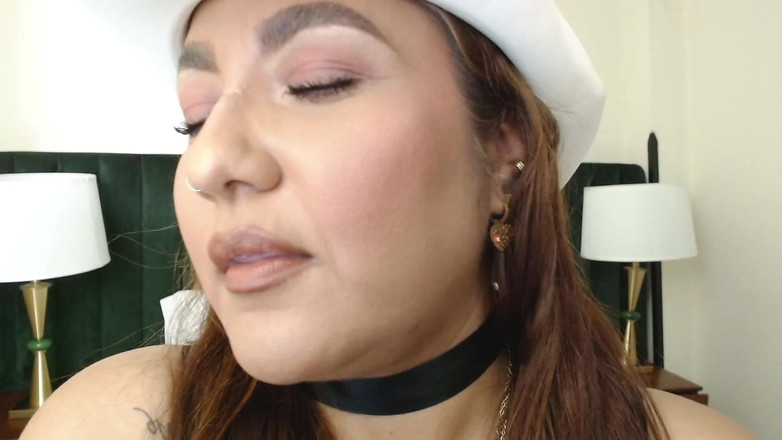 Yessika Baker: 可爱的熟女打扮成女牛仔进行口交