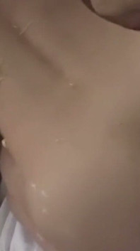 La milf mora matura viene inzuppata di crema durante il sesso