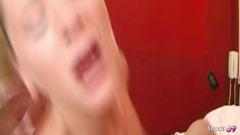 Shemale TS Collection: La vicina seduce una sexy trans bionda e la scopa...