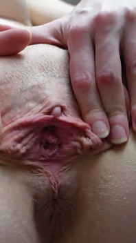 Aku lagi asik fingering dan ngentot memek tebalku - closeup