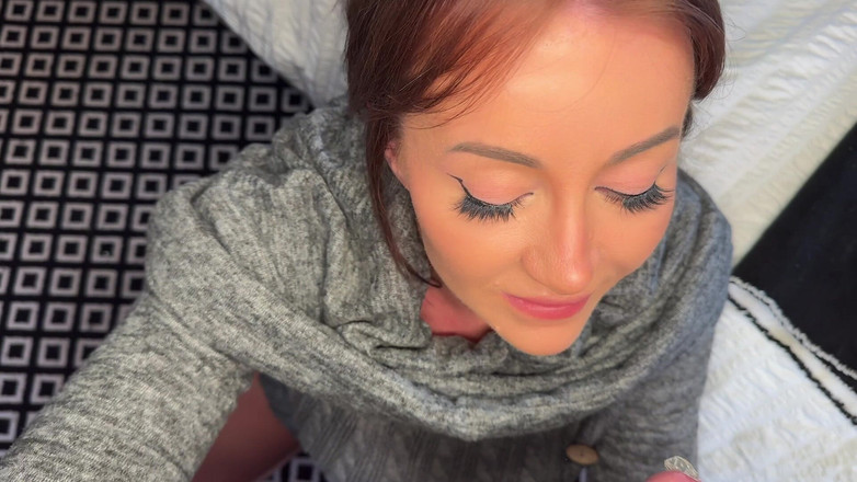 Mr Money Shot & Zoe Grey: Una ragazza arrapata succhia e scopa un cazzo duro fino...