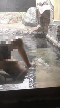 Starsza para w Hot Spring Inn, Outdoor Cunnilingus, Blowjob