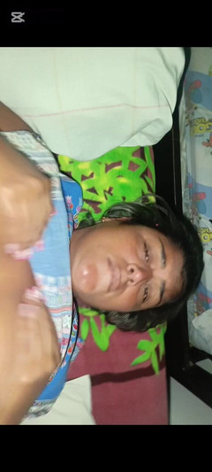 Mariano Aly: Nevlastní sestra saje dildo, které jí bezkroková žena strká do zadku,...