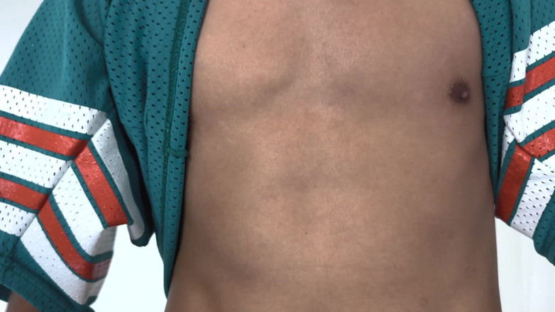 Latin Twinks: Carlitoxxx laat de camera een show zien, verkent zijn lichaam...
