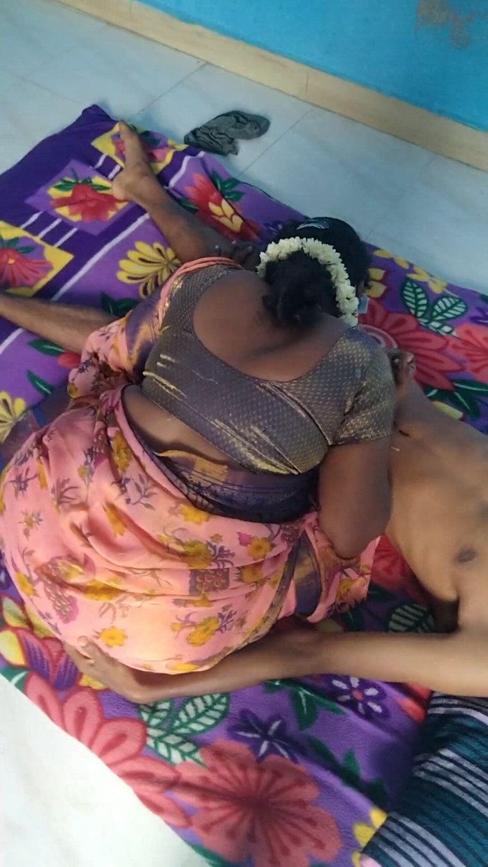 Benita sweety: sharmili aanti pahli baar apne sautele bete ke saath seks...