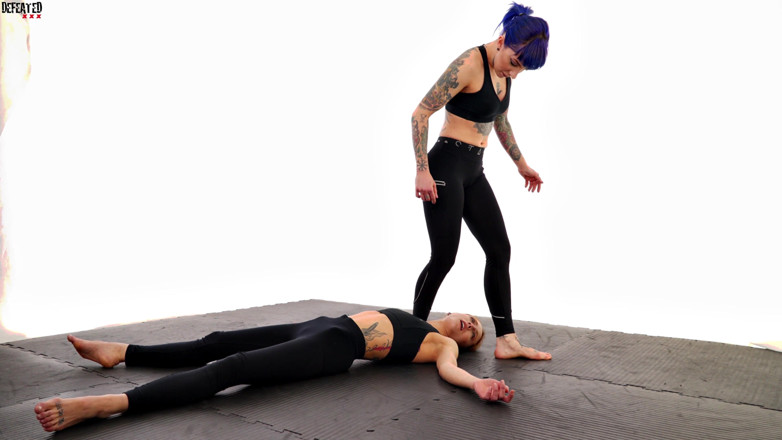 Defeated Sex Fight: Eli e Stella em luta quente agressiva