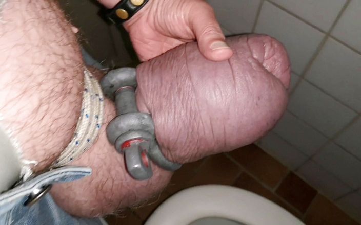 Monster meat studio: शौचालय में लंड चूसना