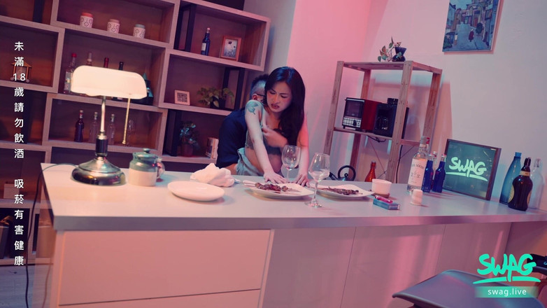 SWAG.live: Compra un drink e scopa delle ragazze asiatiche arrapate al...