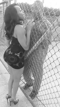 Un homme sort de prison pour baiser une chatte noire
