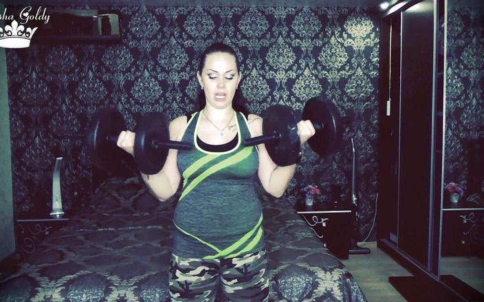Goddess Misha Goldy: Biceps ve omuz mücadelesi için 50 ağırlık kaldırma tekrarı!