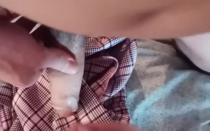 Twotwinkhusbands: Sünnetsiz İngiliz gençler mini eteğin üzerine boşaltıyor