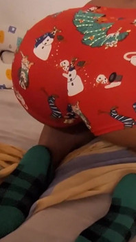 Uma unha anal de Natal para a jovem bunda grande