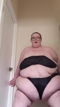 SSBBW STRIP TEASE and twirl