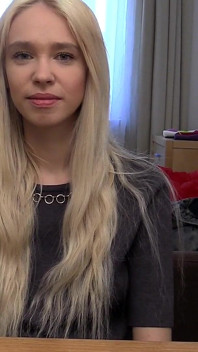 Blonde Babe chwyta fioletowy wibrator z niegrzecznym uśmiechem