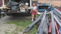 Drobná teenagerka v divoké trojce s černými ptáky.