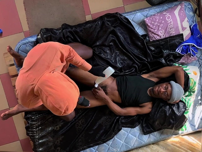 Stilesbhalifa1: 寮の男の子角質セックスの冒険4