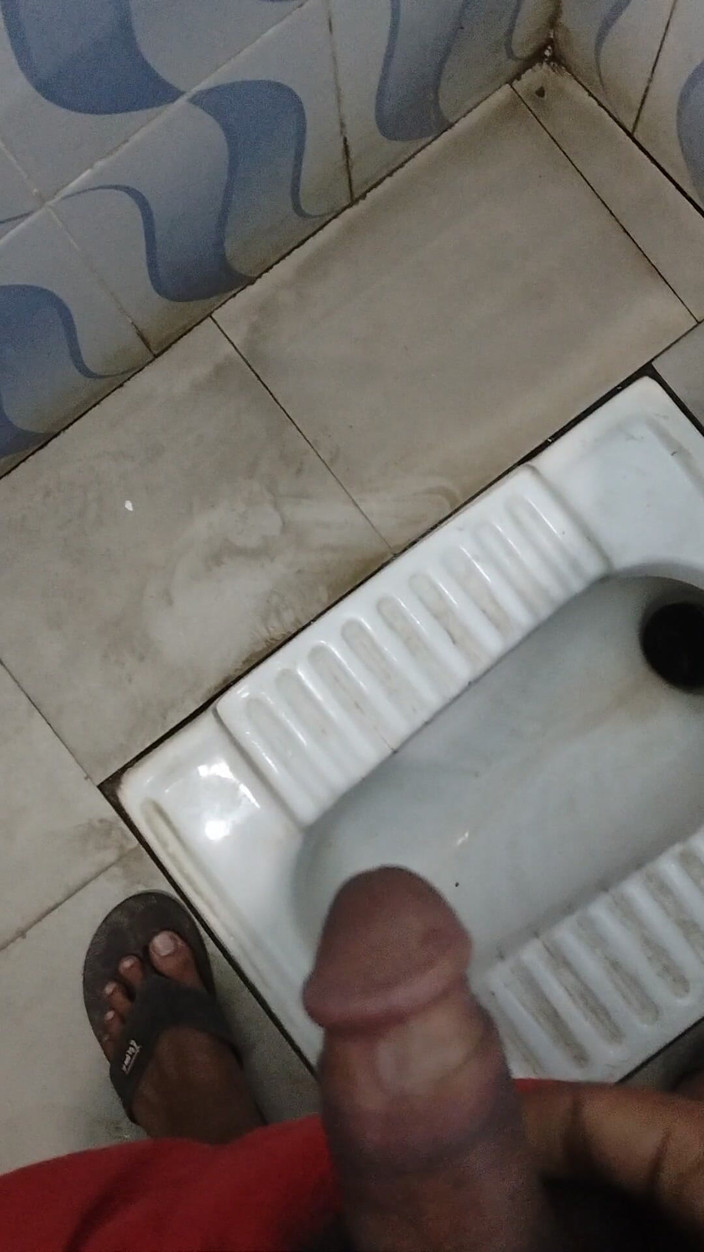 Adi T: Сексуальний хлопець помасажував йому пеніс рукою.