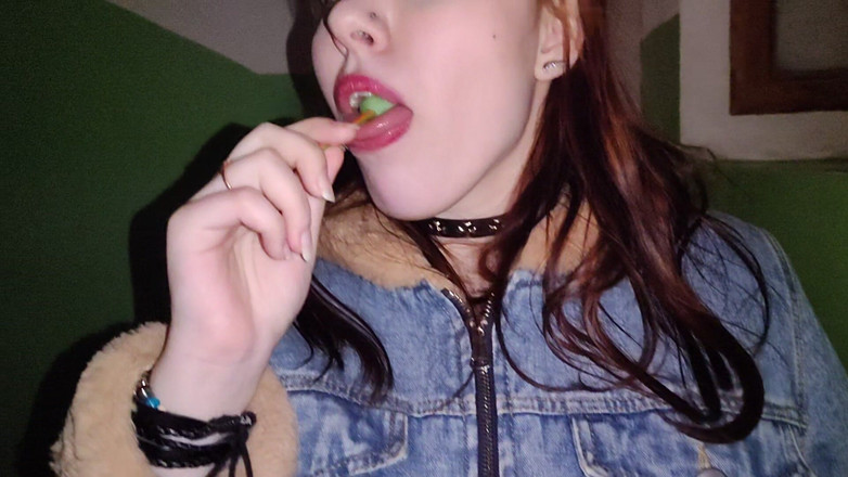 Jay_Marish: Marishka ukázala, jak saje ptáka na příkladu chupachups