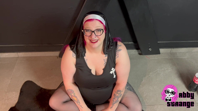 Abby Strange: 超级粗俗！我穿着修女的服装打嗝