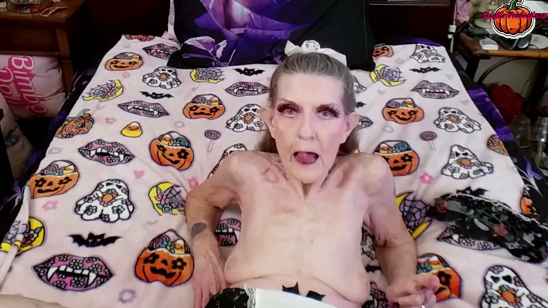 Sexy Sandra N Sir Christopher: GILFメイドが仕事を続けるセクシーなサンドラ ハロウィン2026 ソロ