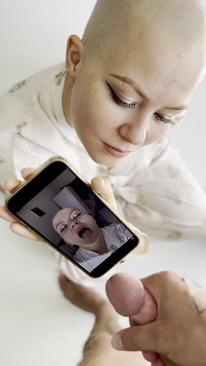 Vilu_and_Mi: 投稿者、ハゲの女の子がスマホを片付ける