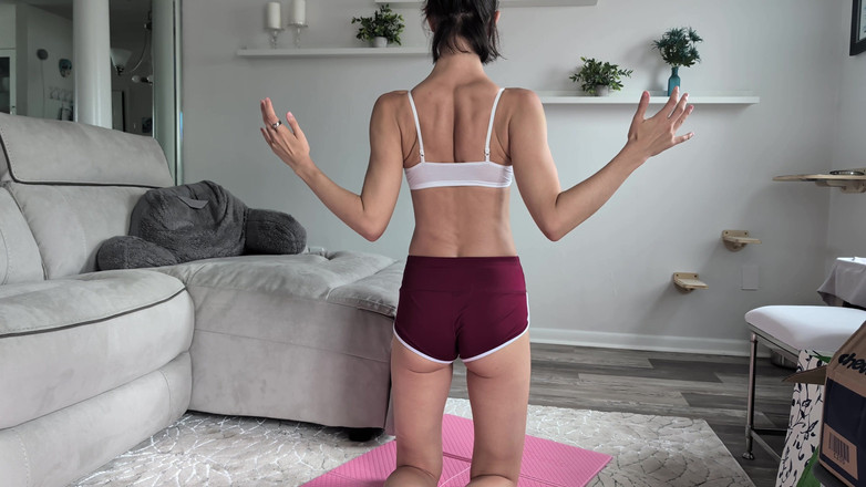 Ms_Emmy_Lynn: SFW растягивается в крошечных шортах и белом лифчике