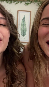 MILF a Já Líbání! Spitty Drooly Slooly Sloppy Big Titty Lesbičky Kiss - Chloe Kreams, Aderes Quin