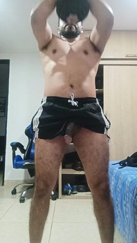 창녀를 입고 운동하는 동안 내 페니가 튀어나와