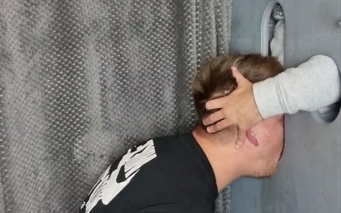 gaynaughtywelsh: Suamiku memekku habis-habisan di gloryhole