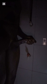 Compilation de branlettes dans les salles noires jusqu’à l’orgasme